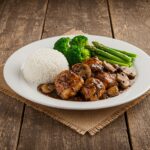 Final presentation of Black Pepper Chicken with Mushrooms, showcasing a delicious and flavorful meal ready to be enjoyed.